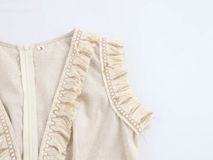 Détails de robe en lin beige avec franges, col en V et fermeture éclair invisible