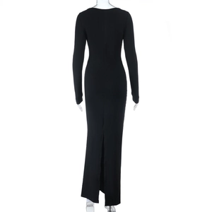 Détail arrière de la robe longue noire moulante à manches longues avec fente à l'arrière