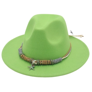 Dettaglio di un cappello fedora verde con fascia intrecciata e ciondolo a forma di stella
