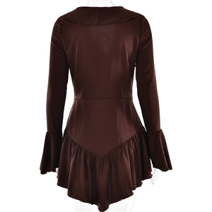 Détail du dos de la robe en satin marron avec ourlet à volants et manches évasées