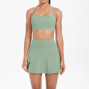 Vue détaillée d'un ensemble brassière de yoga verte et jupe de tennis taille haute