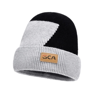 Bonnet en maille épaisse bicolore noir et gris avec écusson en cuir GCA chic