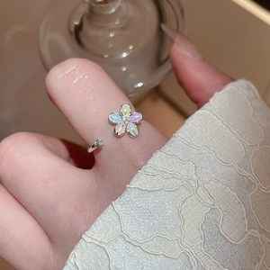 Bague fleur ajustable élégante avec accents de zircon et pétales en émail coloré