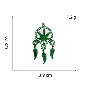 Dettaglio toppa ricamata foglia acchiappasogni con dimensioni 6,1x3,9 cm e peso di 1,2g
