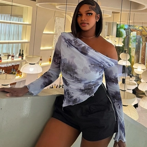 Haut femme à épaules dénudées avec imprimé tie-dye bleu et blanc et ourlet asymétrique