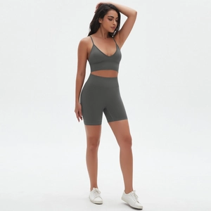 Details des hochtaillierten nahtlosen grauen Yoga-Sets mit Sport-BH und Fitness-Shorts