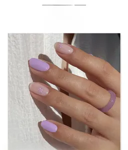 Faux ongles courts carrés lavande et motifs floraux avec une bague en résine assortie