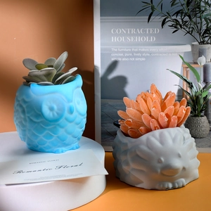 Detalle de moldes de silicona de búho y erizo para macetas y decoración del hogar