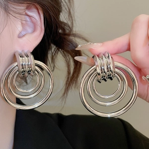 Details von mehrlagigen Silber-Creolen mit konzentrischen Kreisen und Streifenstruktur