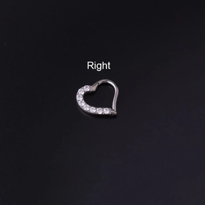 Piercing Daith a cuore in titanio G23 con zirconi brillanti per orecchio destro