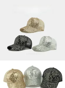 Detailansicht glitzernder Pailletten-Baseballkappen in Gold und Silber mit Mesh-Design