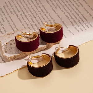 Retro geometric flocked hoop earrings in burgundy and dark brown with gold metal