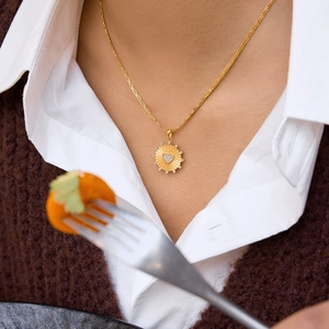 Elegante collana in acciaio inossidabile dorato con ciondolo a cuore in strass