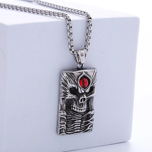 Pendentif crâne gothique en acier inoxydable avec pierre rouge sur collier box chain