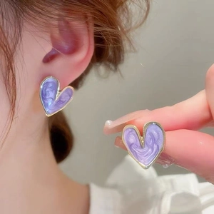 Boucles d'oreilles cœur en marbre violet avec cadre doré au style vintage et minimaliste