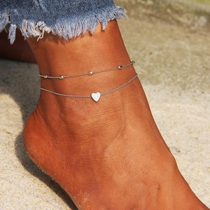 Bracelet de cheville double couche en acier inoxydable avec pendentif cœur sur la plage