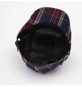 Vue intérieure d'une casquette plate à carreaux avec doublure et boucle en métal
