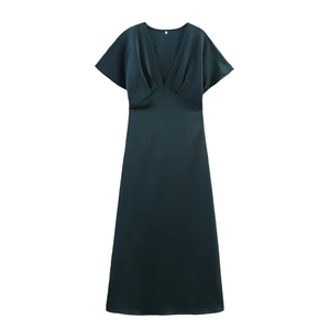 Détail d'une robe midi en satin vert foncé montrant le col en V et le tissu soyeux