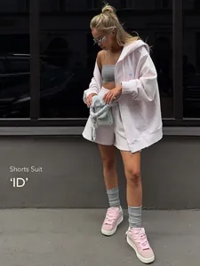 Ensemble sweat à capuche rose oversize avec broderie et short à cordon serrage