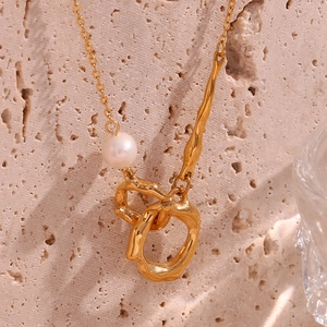 Gros plan sur le collier à double anneau plaqué or 18 carats avec une perle blanche