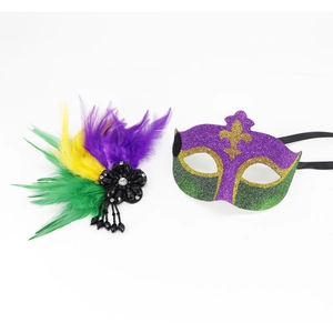 Détail du masque de carnaval avec paillettes violettes vertes or et vraies plumes