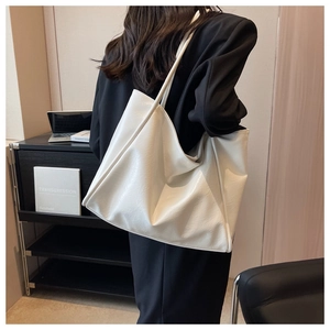 Grand sac cabas blanc en cuir PU porté par un mannequin en blazer noir pour le travail