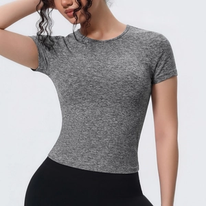 Détail du t-shirt de yoga gris chiné montrant le tissu respirant et la coupe sport ajustée