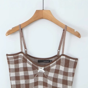 Braunes Strickkleid mit Vichy-Karo, V-Ausschnitt-Schleife und verstellbaren Trägern