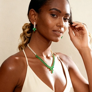Parure luxe épi de blé avec zircons verts et finition dorée portée par un mannequin