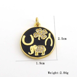 Vue macro du pendentif trèfle plaqué or 18K avec dimensions de 2,5 cm par 1,9 cm et poids