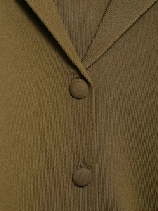 Détail du cardigan en maille vert olive avec boutons recouverts et texture fine
