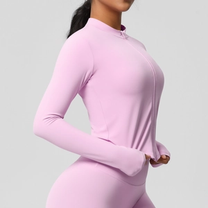 Détail d'une veste de yoga rose avec passe-pouces, col montant et fermeture éclair