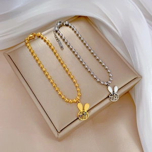 Bracciale in acciaio al titanio con coniglio fortunato e carattere Fū in oro e argento
