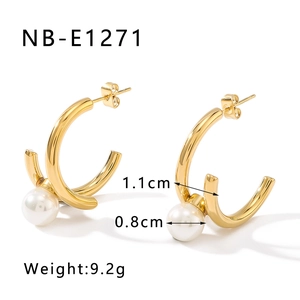 Detail of C-shaped gold titanium steel earrings with white pearls and size specifications