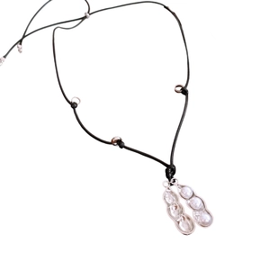 Collana minimalista con pendente a baccello di perle e finitura argento su cordino