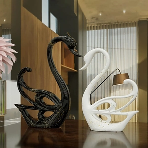 Statuine di cigno minimaliste in bianco e nero con puntini dorati per l'arredamento
