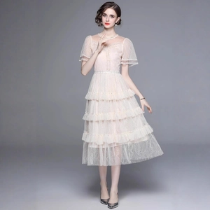 Elegantes rosa Spitzenkleid mit Stufenrock, Rüschenärmeln und transparentem Ausschnitt