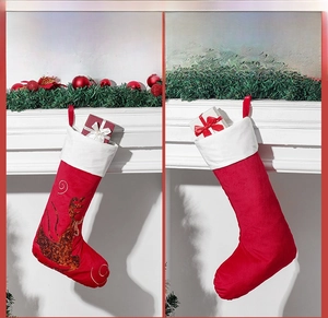 Details eines roten Nikolausstiefels mit Pailletten-Rentier und weißem Kunstpelzrand