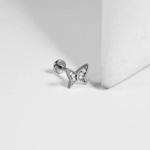 Vue détaillée d'un piercing papillon en argent orné de zircons blancs brillants