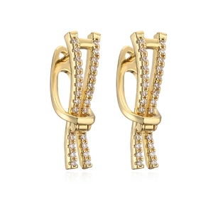 Minimalistische Knoten-Ohrringe mit 18K Goldbeschichtung und funkelnden Zirkonia-Steinen