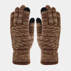 Dettaglio di guanti in maglia bicolore marrone e beige con punta delle dita touch screen