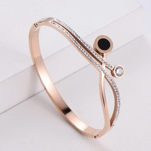 Bracelet croisé or rose avec zirconiums et charm en émail noir avec chiffres romains