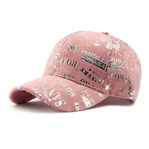 Casquette de Noël en velours rose avec imprimés métallisés argentés cerf et flocons