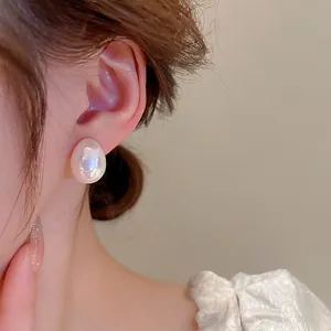 Boucle d'oreille perle sirène style français avec perle ovale et aiguille en argent