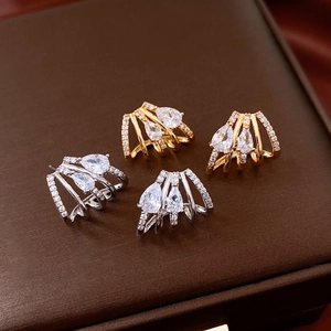 Vista dettagliata di orecchini a clip in oro 14K e argento con zirconi a goccia brillanti