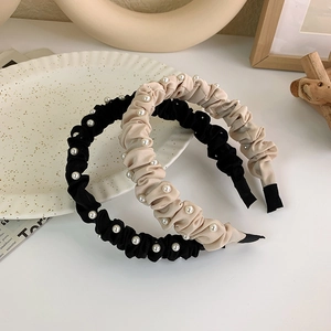 Eleganti cerchietti in tessuto plissettato con perle nei classici colori nero e beige