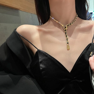 Lussuosa collana a Y placcata in oro con pelle intrecciata nera e brillanti strass