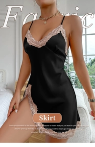 Détail de la nuisette en satin noir avec bordure en dentelle beige et fente latérale