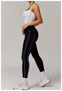 Detalle de mallas de yoga de talle alto con rayas de contraste y tejido de secado rápido