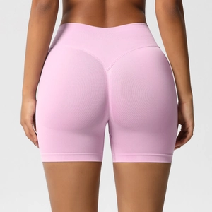Vue arrière montrant la couture galbante et la taille haute des shorts de fitness roses